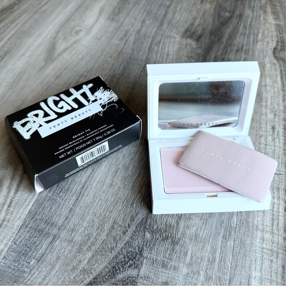 Fenty Beauty-Bright Fix Instant Brightening/Setting Powder. New. Full SZ.